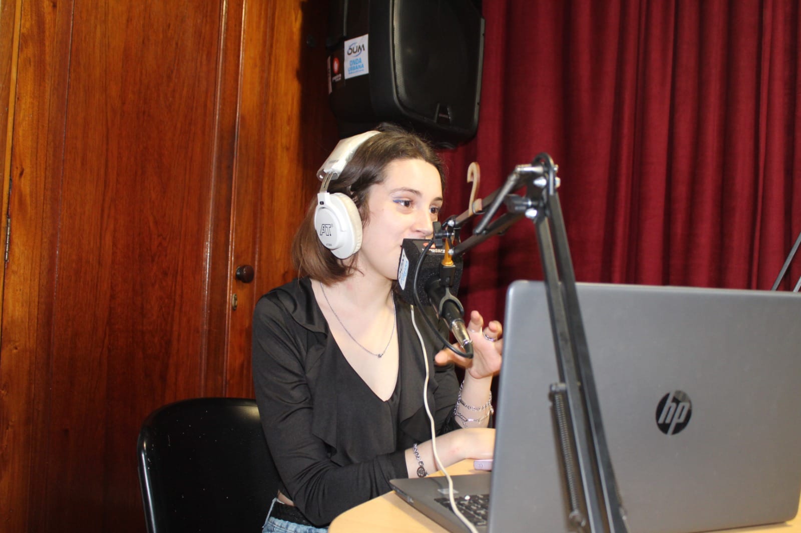 Danii Roche en estudio de radio